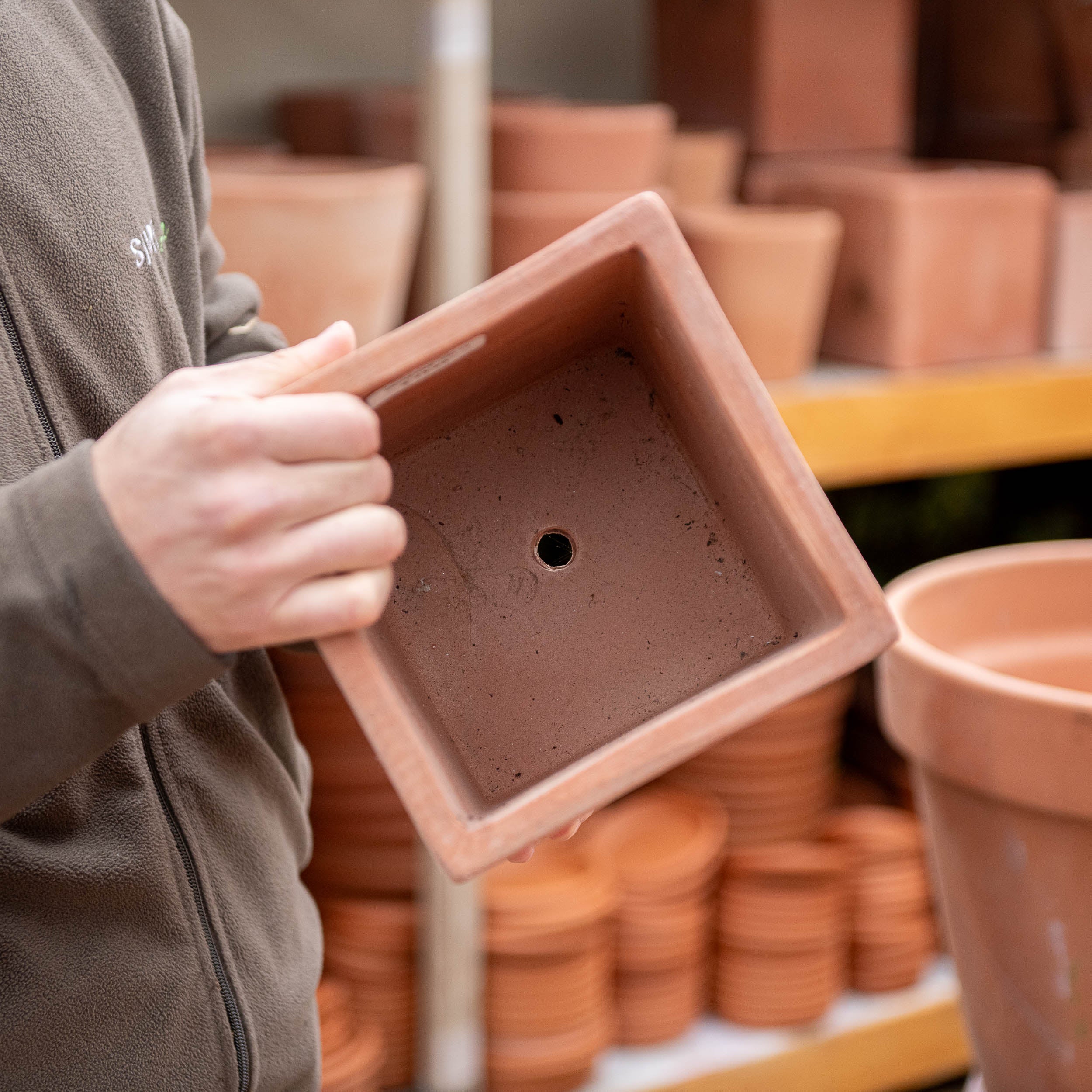 Vaso Quadrato In Plastica Resistente - Colore Terracotta, Con Fori Di Drenaggio - Prodotto In UE, Per Interni/Esterni